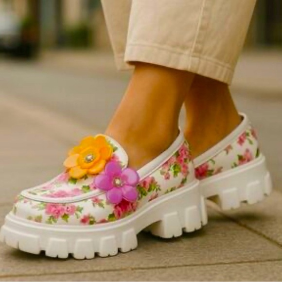 BETSEY JOHNSON | VINIE FLORAL EMBELLISHED FLORAL APPLIQUÉ PLATFORMS LOAFERS 9.5 - Picture 2 of 8